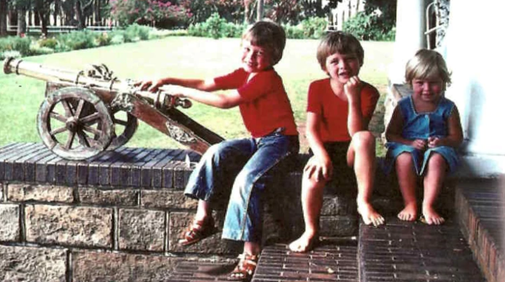 Elon Musk junto a sus hermanos, Tosca y Kimbal en su casa en Sudáfrica (foto cortesía de Maye Musk publicada en el libro de Ashlee Vance, “Elon Musk, el creador de Tesla, PayPal y SpaceX)
