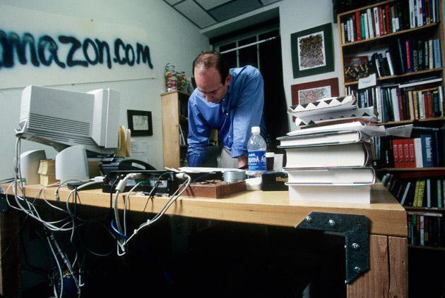 Jeff Bezos en la primera oficina de Amazon.