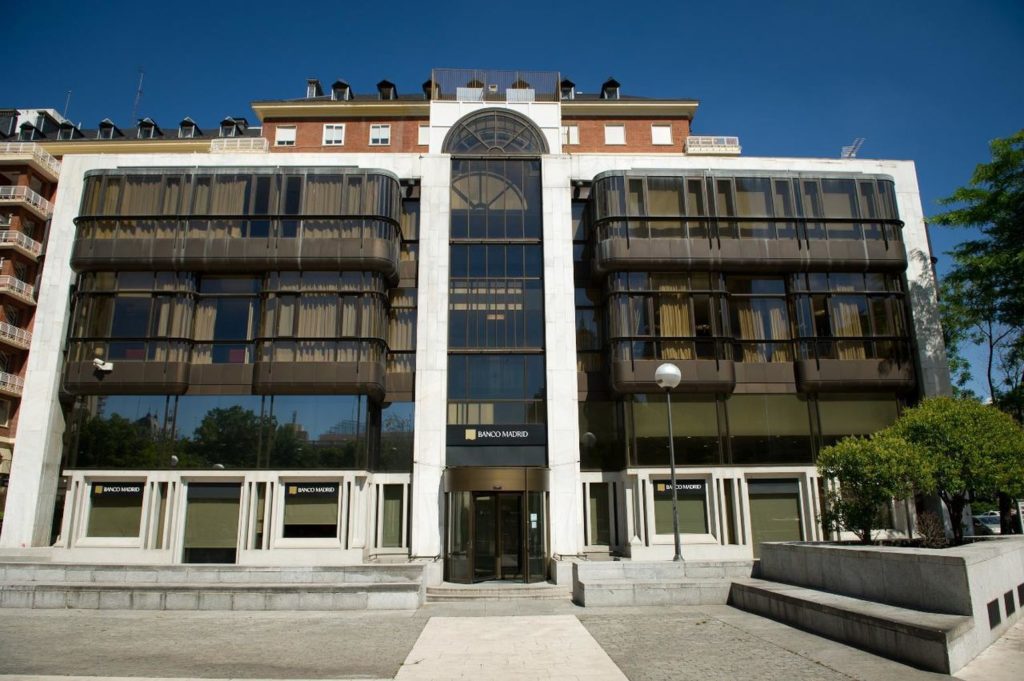 Fotografía de la fachada del Banco de Madrid.
